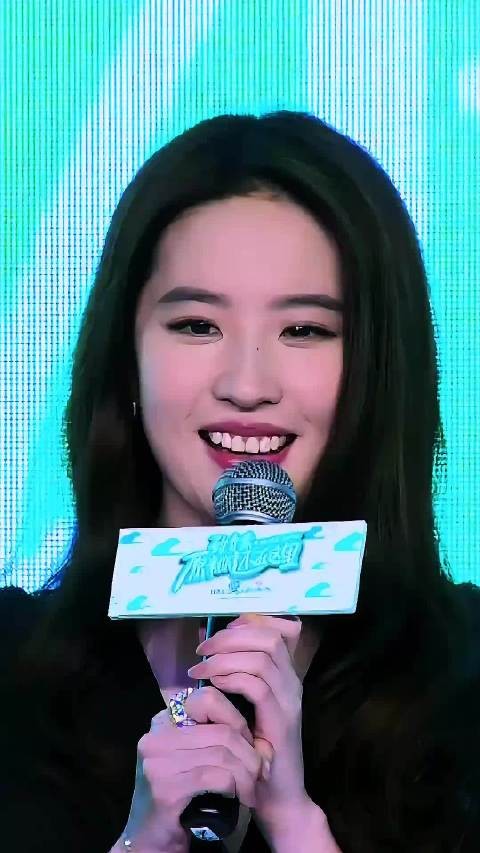 刘亦菲长发温婉，笑意清甜，气质干净又柔和，美得让人移不开眼