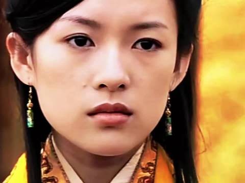 面容清秀，但是一脸倔强，好有意思