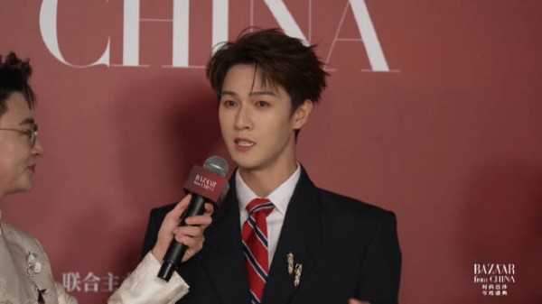 李昀锐芭莎盛典红毯盘核桃，采访全程红色条纹领带黑西装亮相