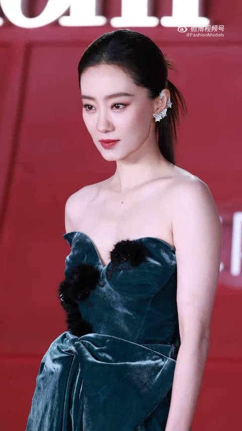 张小斐芭莎绿丝绒造型跨越5年同框