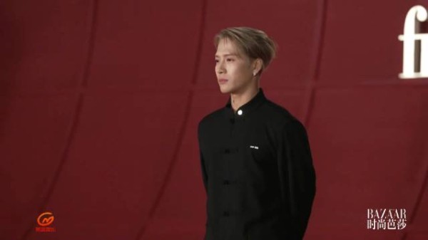 王嘉尔穿allblack新中式唐装亮相芭莎盛典红毯采访