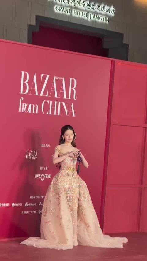 赵露思一场活动集齐es+祖海，芭莎你拿到大结果了！