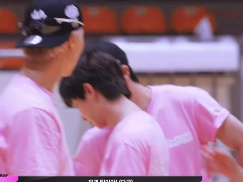 261021 nct 这里JN低头凑过去和RJ说话