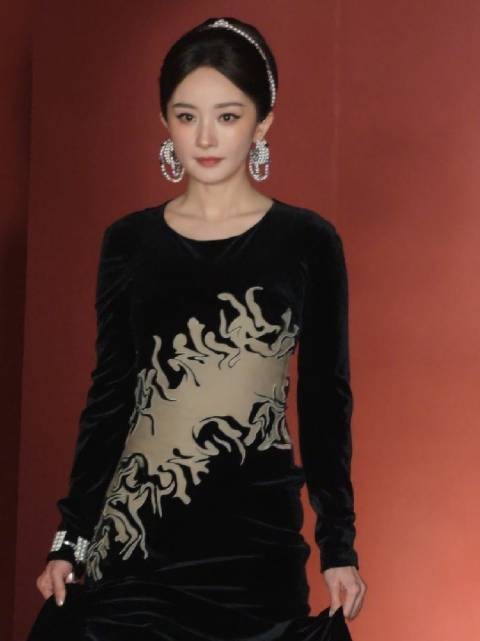 杨幂红毯造型再次美得很轻松