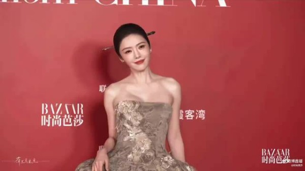 蔡文静芭莎东方美人，红毯美人一大跳，头上的发簪完全点睛之笔