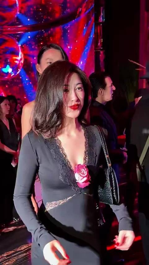 朱珠真的是一直性感,天生的女人味