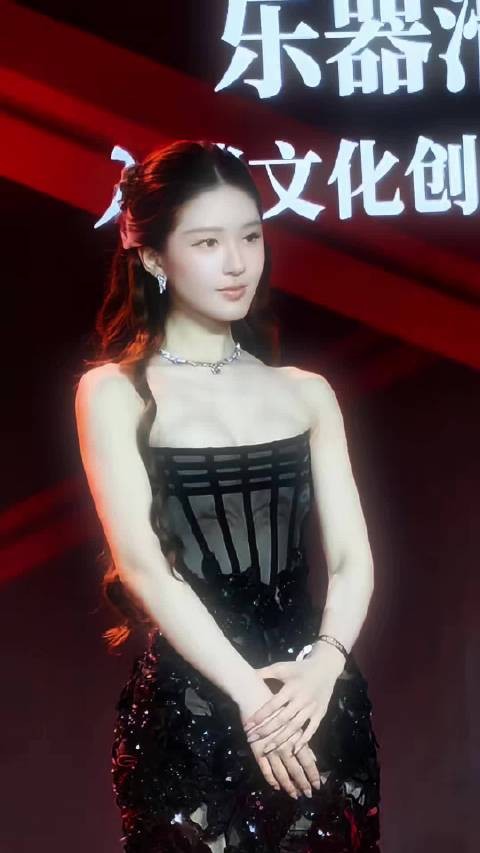 芭莎晚宴的露思好美喔！
