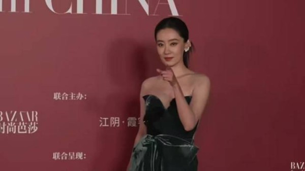 张小斐芭莎红毯空挡一分钟临时上台救场