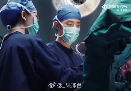 肖战拿苹果讲解手术，比喻直观不敢直视