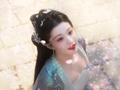 风吹花瓣落，我心亦萌动