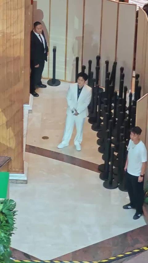 10月22日樊振东上海活动穿白西装亮相
