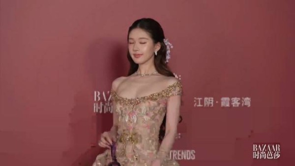 赵露思携非遗壮族织锦绣球踏光而来!