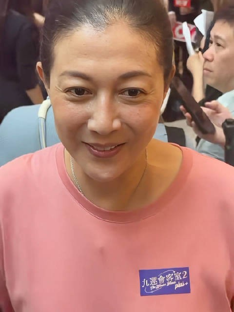 吴绮莉未打扮出席活动，17岁获亚洲小姐后因成龙感情纠葛独自生女断送演艺生涯
