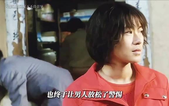 女大学生逃上公路跪求救命，因三块钱车费被拒载后当街遇袭