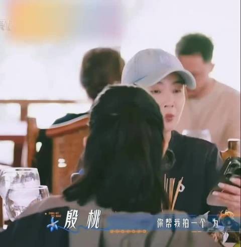 落日是最好的布景,见证她们日渐升温的感情