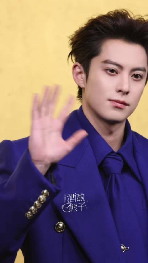 王鹤棣背头好帅一男的