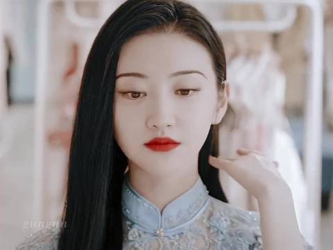 很多美女穿漂亮衣服 看起来像花魁 但是景甜不管打不打扮 都是千金大小姐 景甜