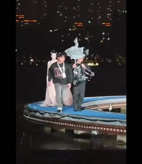迪丽热巴红毯驾驭高定，松弛气场扛住生图