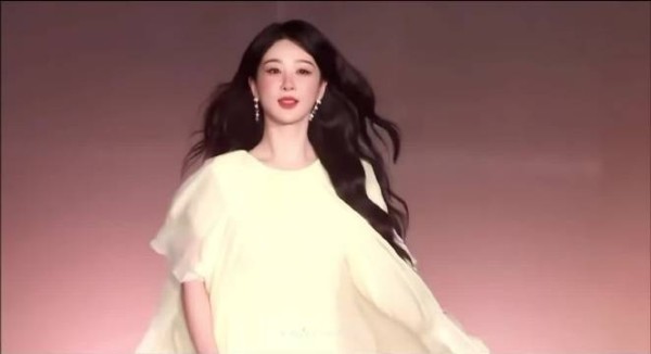 杨紫红毯生图曝光,风吹起来朝气灵动自成芳华