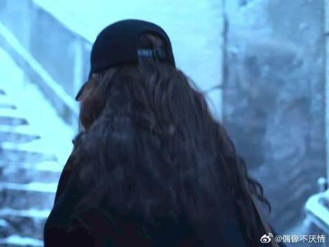 靠近你就靠近了痛苦 远离你就远离了幸福. “就算不爱了我们也在一起”