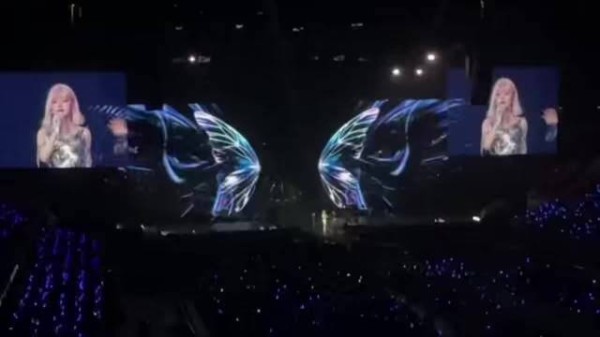 黄霄雲重庆演唱会蝴蝶元素开场