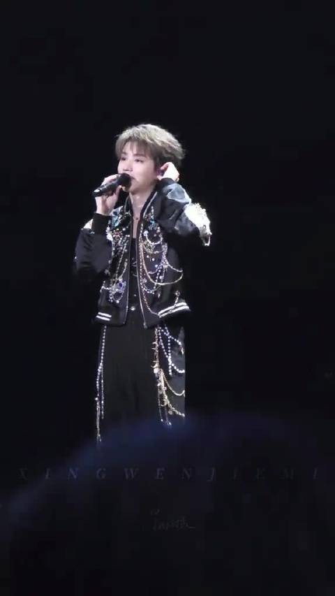 王俊凯贵阳演唱会首唱甲乙丙丁,脚拉伤坚持唱跳