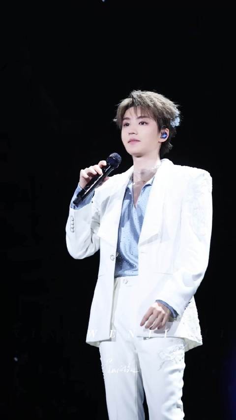 王俊凯致谢台前幕后工作人员，希望见面日常大家如期赴约