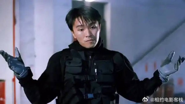 《逃学威龙》周星驰 中枪警员倒地装死，起身后竟说子弹在背上周星驰