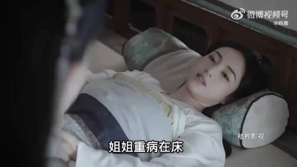“姐姐重病在床,妹妹却盛装打扮前来探望”