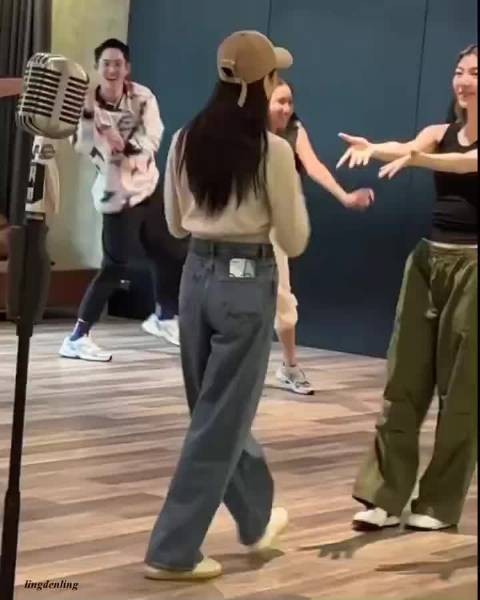 本来就慢半拍了,被Orm一撩更走神了呀