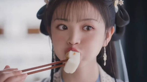 女主太饿了到小厨房偷吃，看李薇吃饭好有食欲 卿卿日常 田曦薇