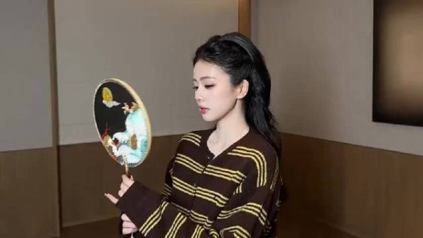 白鹿这个回眸镜头太有感觉了，夕阳落在湖面，转头这一下好温柔