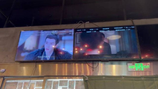 店内两台电视分别播放凤凰台上与深渊无间