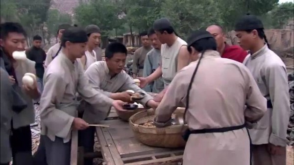 小伙每次吃饭都拿四五个馒头,谁料被大喇叭看出问题