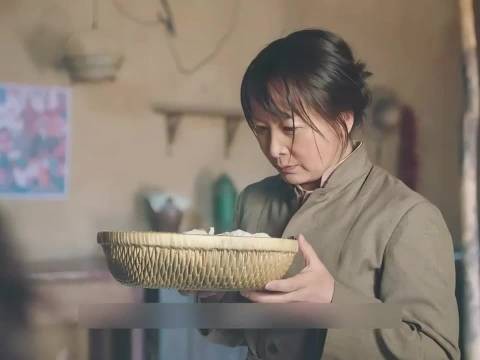 女孩只是吃了一口白面馍馍，没想到闯下大祸！