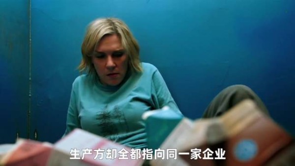 男子潜入奶制品工厂撞见乌鸦抢食原料包装