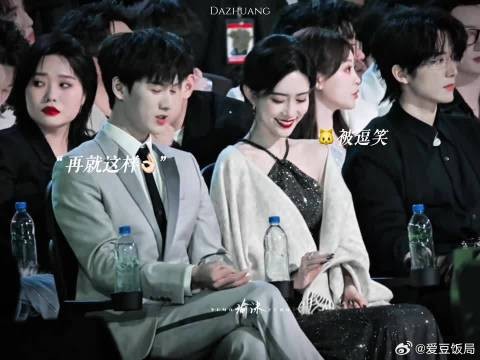 “我不会逗她开心，” 可是老豹你明明很会逗猫开心