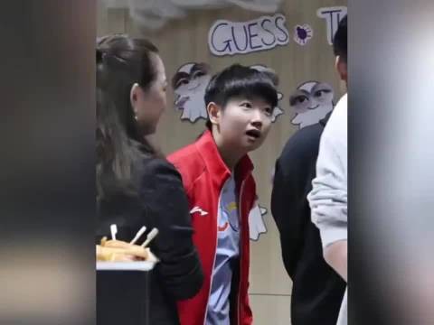 蒙彼利埃晚宴上 万圣节莎莎猜猜猜～到姐跟在她身边当翻译！小表情太灵动了