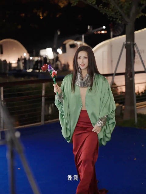 朱珠说红配绿只有Vogue能懂,当天有人叫她红绿灯