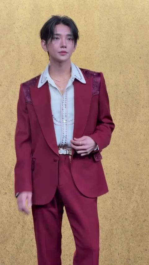 啊啊啊啊啊洪知秀连轴转赶上了vogue，惊先红毯，帅翻了！