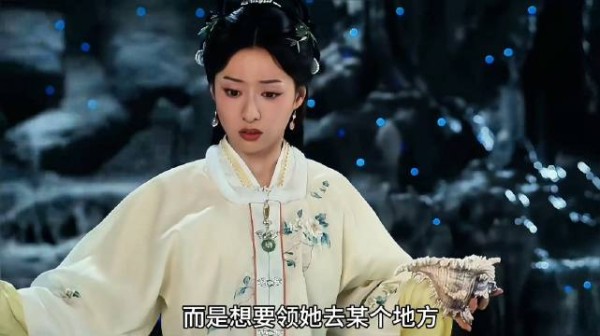 女孩正在河边装水,一只妖兽来到面前求救
