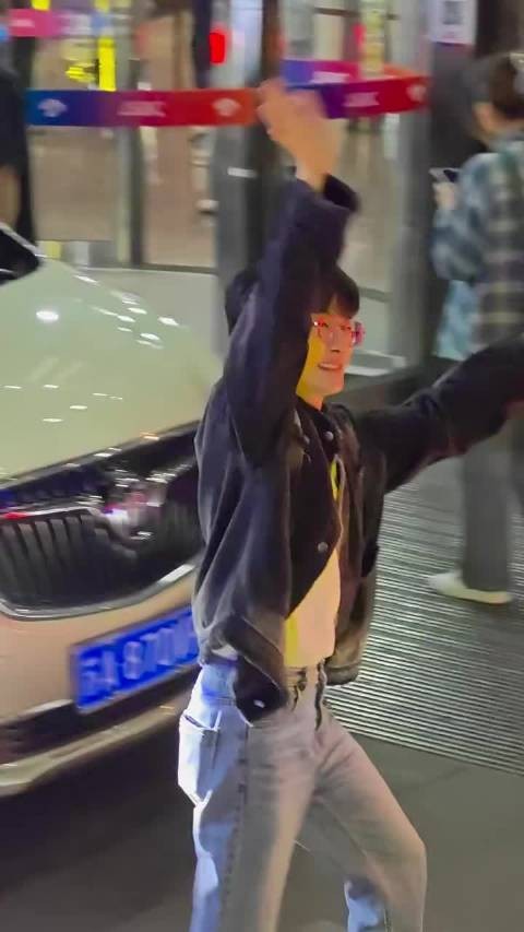 周深音乐缘计划录制下班，又跳起来给粉丝打招呼了，粉丝激动的直接破音