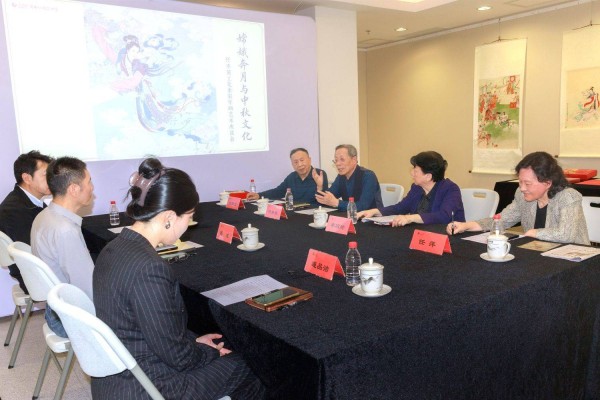 任率英工笔重彩年画艺术座谈会举办