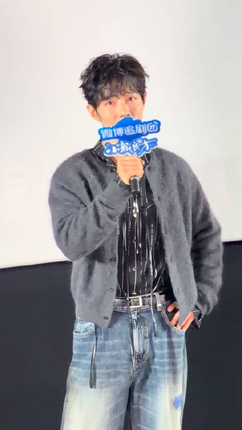 肖战i人被起哄唱歌 最后乖乖唱了歌