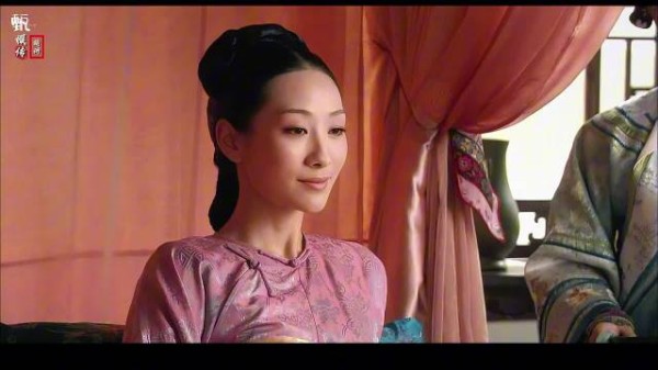 甄嬛借看望孕妇刺探军情，贺礼白玉扇鸽子血暗藏杀机