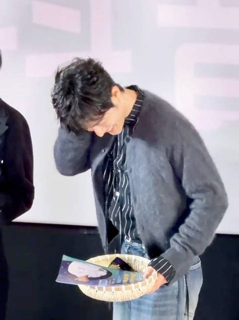 哈哈哈哈小赞赞造愣了… 战：咦～这bgm是what？ 那个小表情