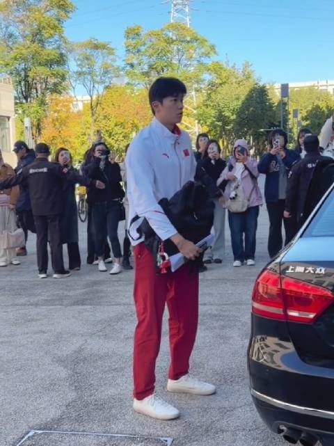 顺纸撅着小鸭嘴抱着书包懵懵的 太可爱了