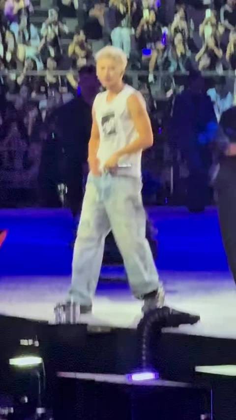 蔡徐坤白坎肩造型清爽矜贵,越素越帅做减法
