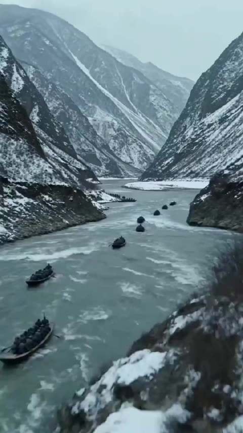 党岭山风雪中唐志明用麻绳系马尾拖李国平翻雪山