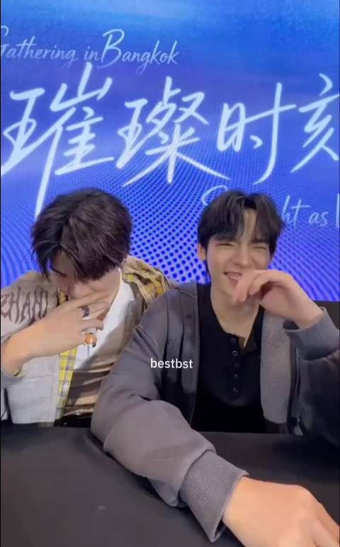Tee和Por看粉丝剪辑视频笑到划手机